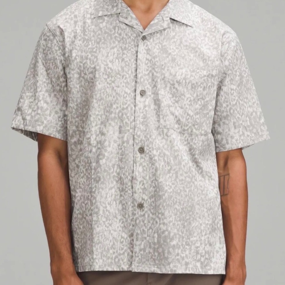 Lululemon Short Sleeve Button Down Mens M Grey White Abstract Performance Shirt